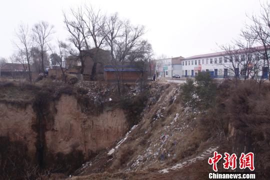 圖為未填黃土之前的安家寺大溝。慶城縣委外宣辦供