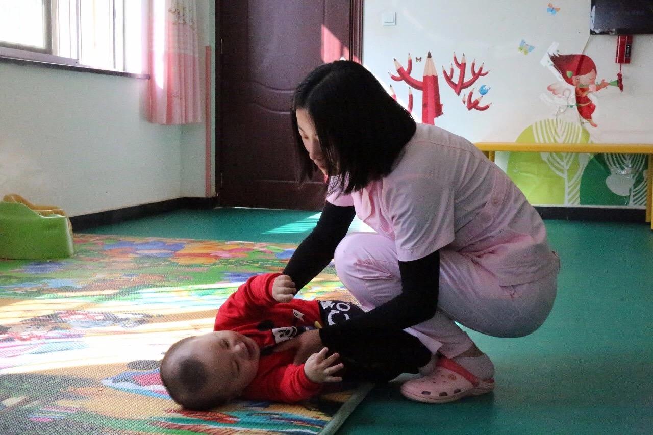 以愛(ài)之名，90后女孩重回福利院
