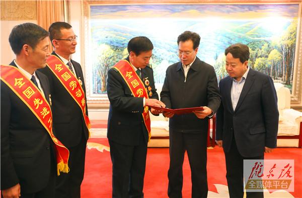 慶陽市3名全國勞動(dòng)模范和先進(jìn)工作者載譽(yù)歸來！贠建民盧小亨親切會(huì)見
