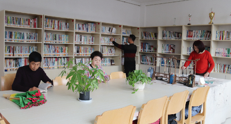居民在社區(qū)城市書吧看書、繪畫。  通訊員  郭芳  攝  