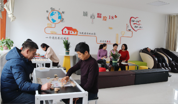 市民在東大街社區(qū)陽光客廳休閑娛樂。  通訊員  郭芳  攝  