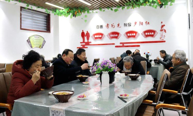南苑路社區(qū)，老人在“老年餐桌”就餐。  通訊員  耿洋洋  攝  