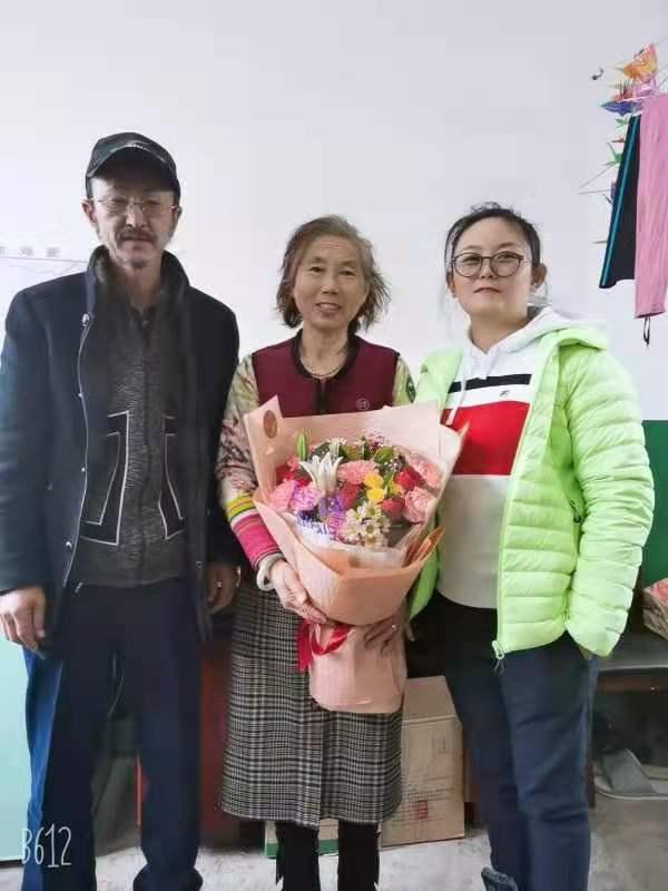 李桂芝和女兒牟鯤鵬、丈夫張順在一起