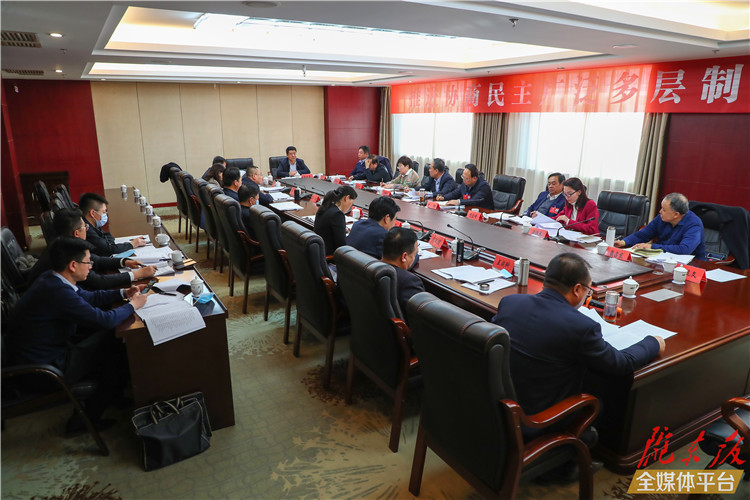 【圖說兩會】看！政協(xié)委員熱議政府工作報告