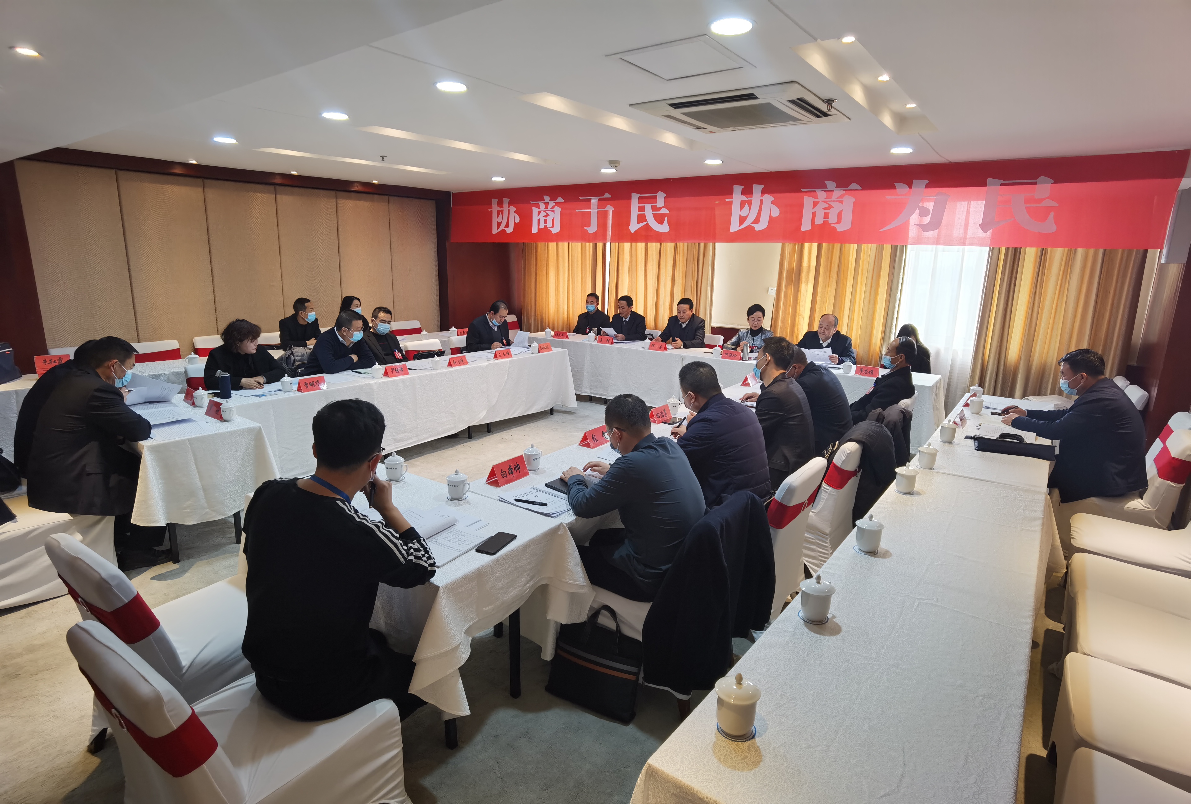 市政協(xié)委員繼續(xù)分組討論市委書記講話和相關(guān)報告。
