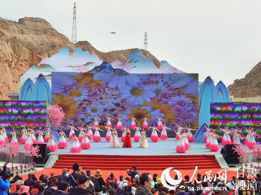 第38屆蘭州桃花旅游節(jié)開(kāi)幕式上的舞蹈表演。 人民網(wǎng) 高翔攝