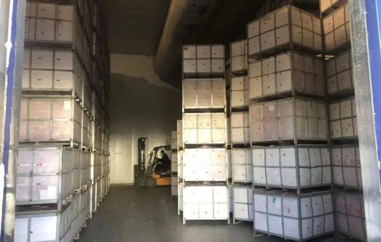 恒溫保鮮冷藏庫里存放的裝滿蘋果的果筐。