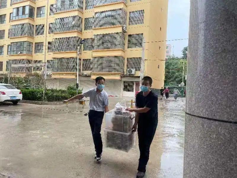看到路邊的醫(yī)護(hù)人員，鎮(zhèn)原這對80后夫妻果斷做了一個決定！