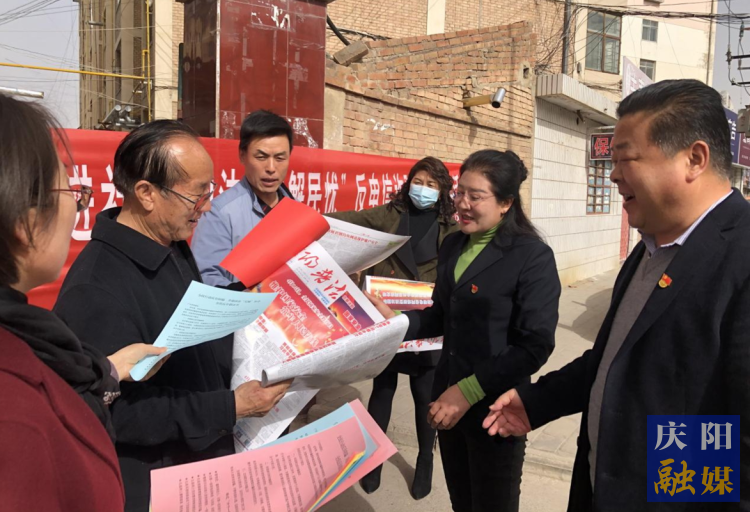 慶陽市司法局在合水縣老城鎮(zhèn)開展送法下鄉(xiāng)活動。