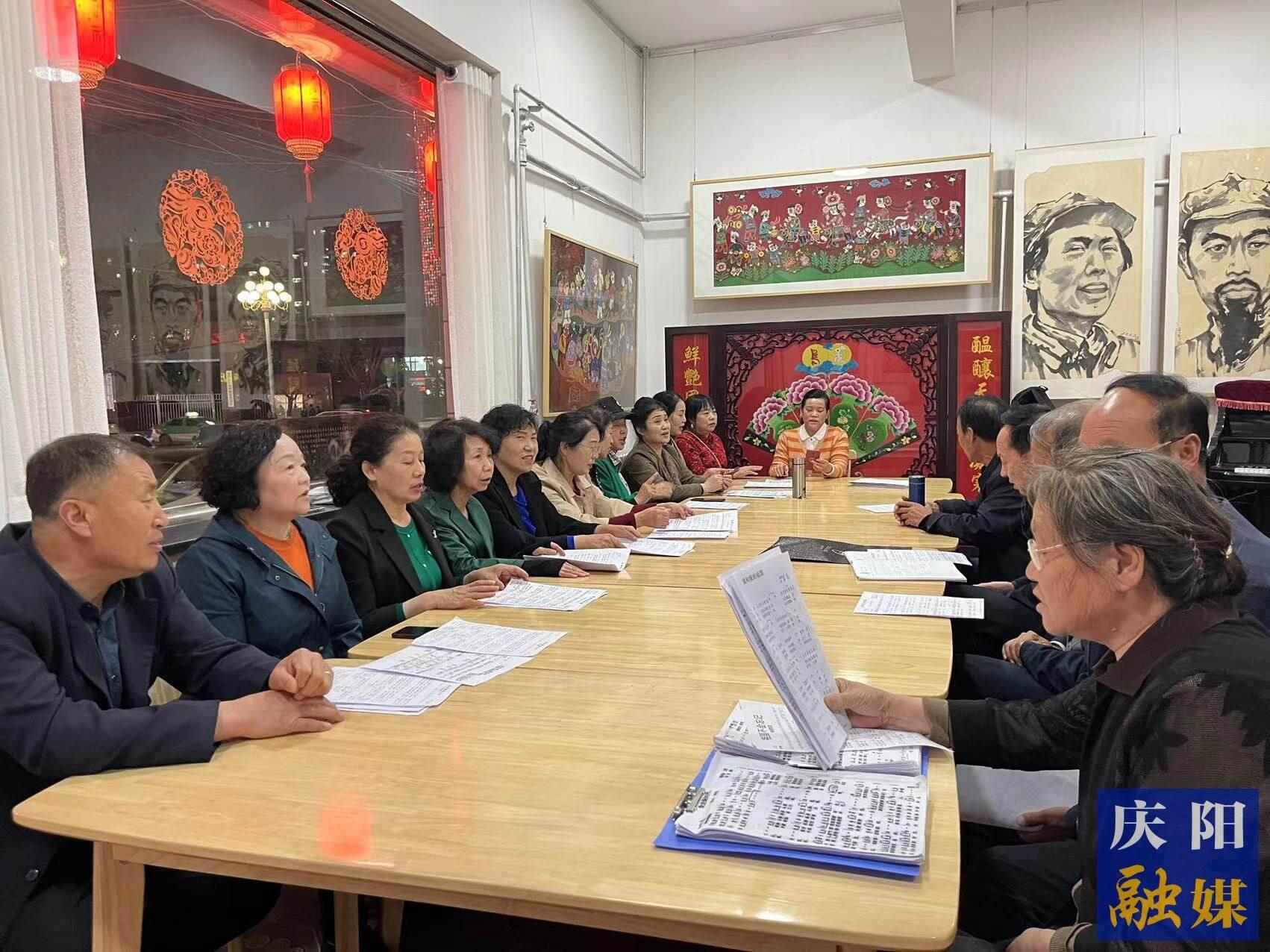 華池縣文化館民歌合唱團的成員在練習(xí)隴東民歌。