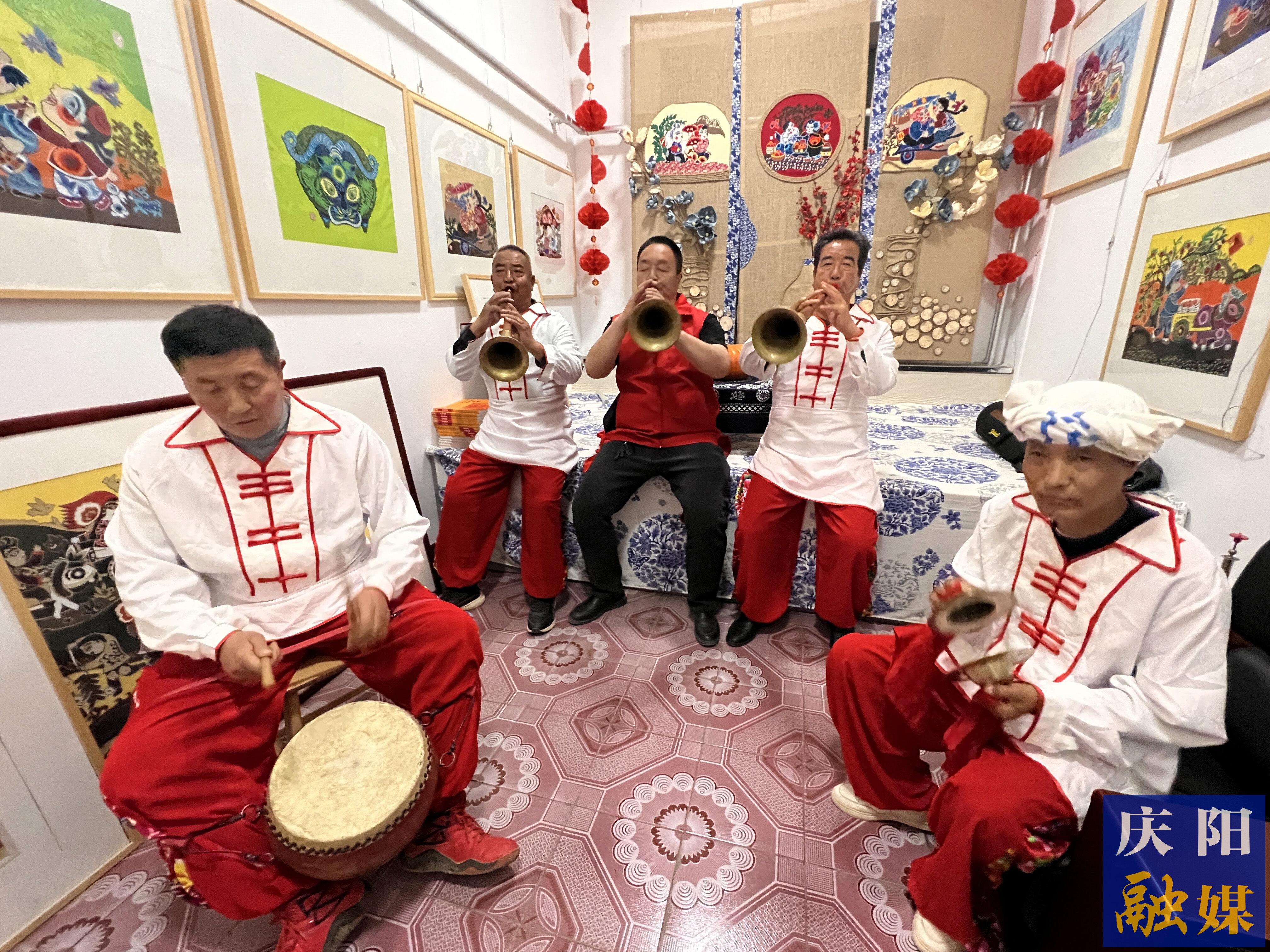 高小兵（左三）和同伴在練習(xí)吹嗩吶。