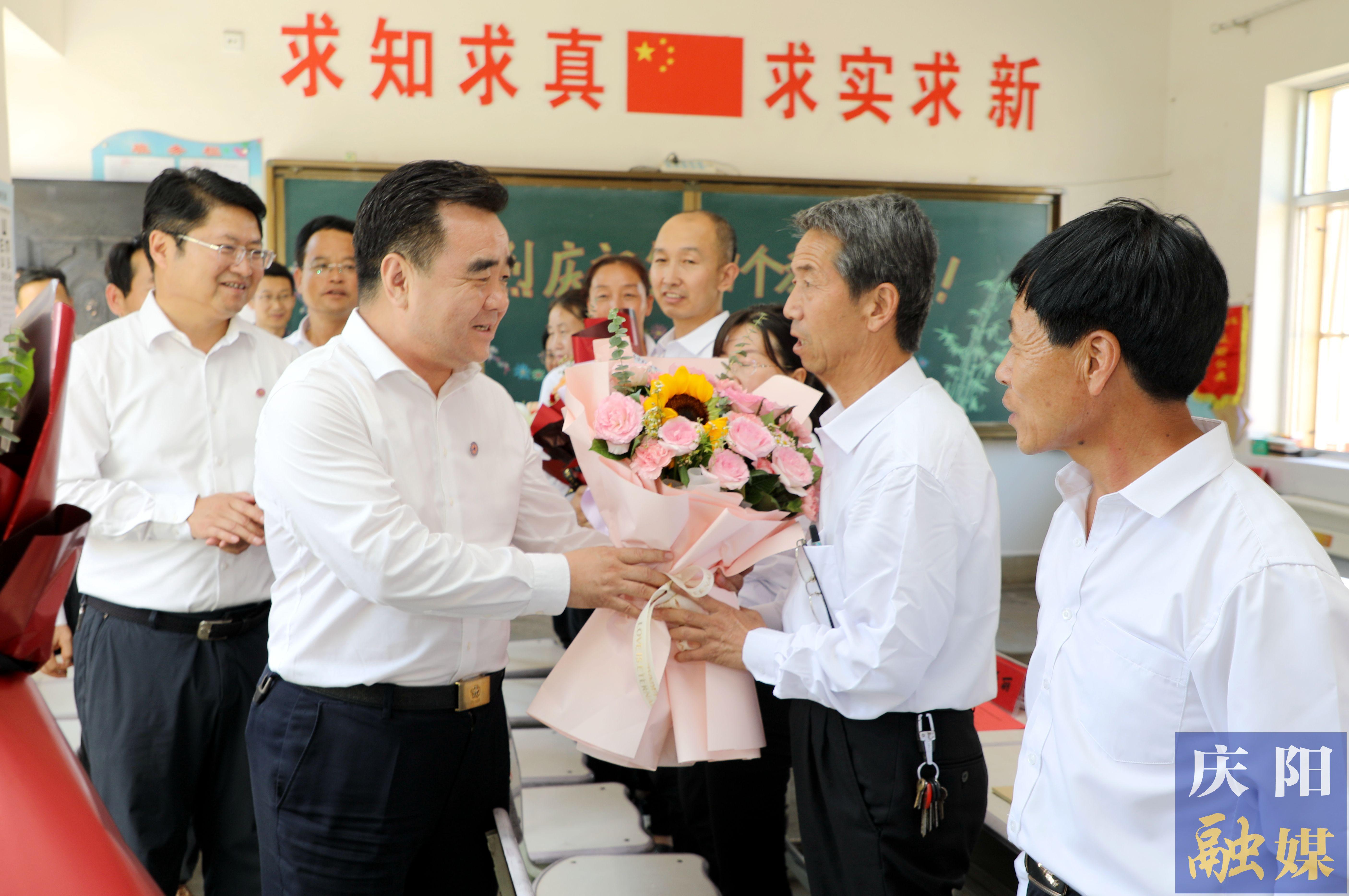 黃澤元在鎮(zhèn)原縣屯字鎮(zhèn)田嶺小學(xué)走訪慰問一線教師 勉勵(lì)大家擔(dān)當(dāng)教育使命，當(dāng)好美麗園丁，引領(lǐng)鄉(xiāng)村文化，努力培養(yǎng)德智體美勞全面發(fā)展的社會(huì)主義建設(shè)者和接班人