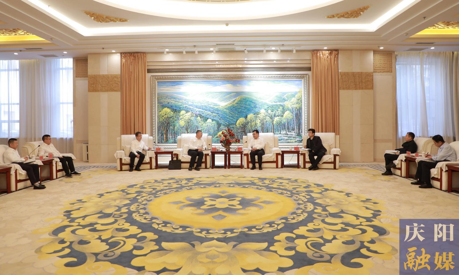 黃澤元與玉門油田分公司執(zhí)行董事、黨委書記來進(jìn)和一行座談