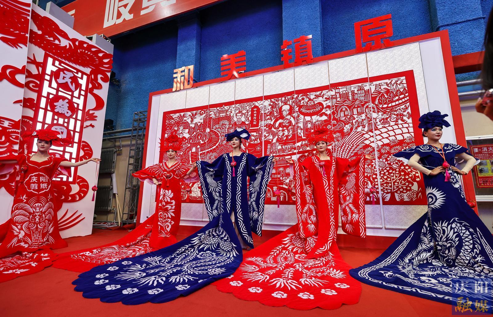 【攝影報(bào)道】香包、刺繡、剪紙……慶陽民俗文化精品展區(qū)中哪些展品驚艷到你