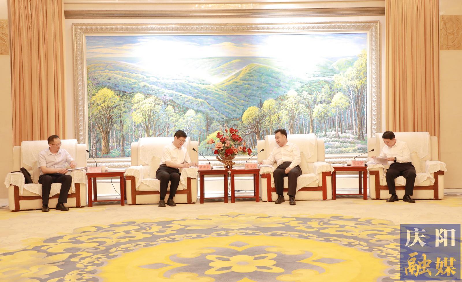 黃澤元周繼軍與華電集團(tuán)副總工程師、華電煤業(yè)集團(tuán)黨委書記、董事長杜將武一行座談