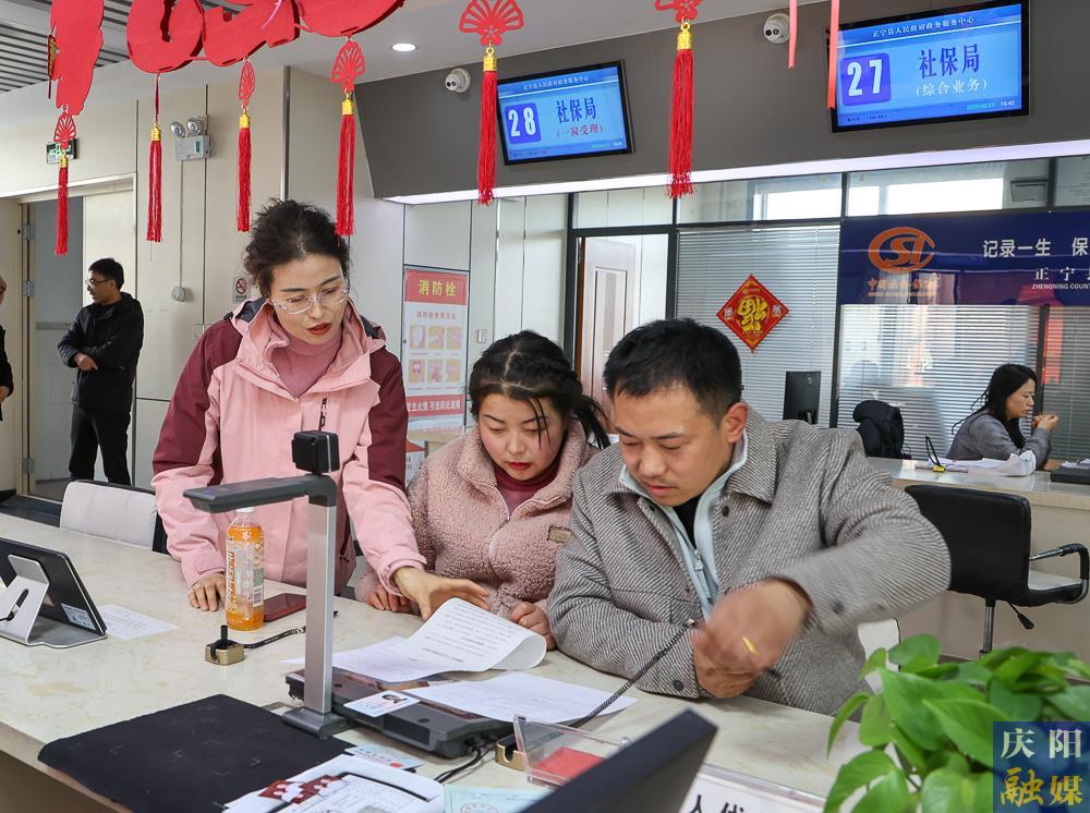 【攝影報(bào)道】正寧縣“小寧幫辦”：政務(wù)服務(wù)新亮點(diǎn)，提升群眾滿意度