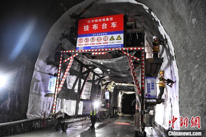 甘肅首條自主投資鐵路迎突破！天隴鐵路首條特長隧道貫通