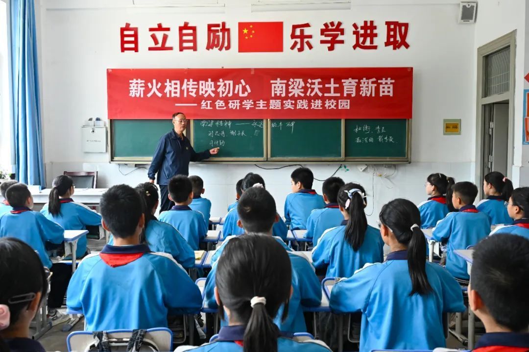 薪火相傳映初心·紅色南梁育新苗——華池縣關(guān)工委關(guān)心下一代主題實踐活動紀(jì)實