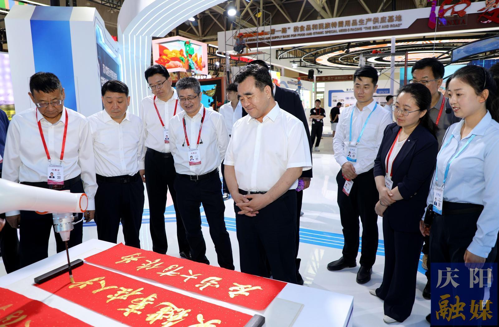 黃澤元周繼軍在檢查第三十一屆蘭洽會慶陽展館布展情況時強(qiáng)調(diào) 緊扣主題 突出特色 精心布展 全方位展示慶陽高質(zhì)量發(fā)展新成就新亮點(diǎn)